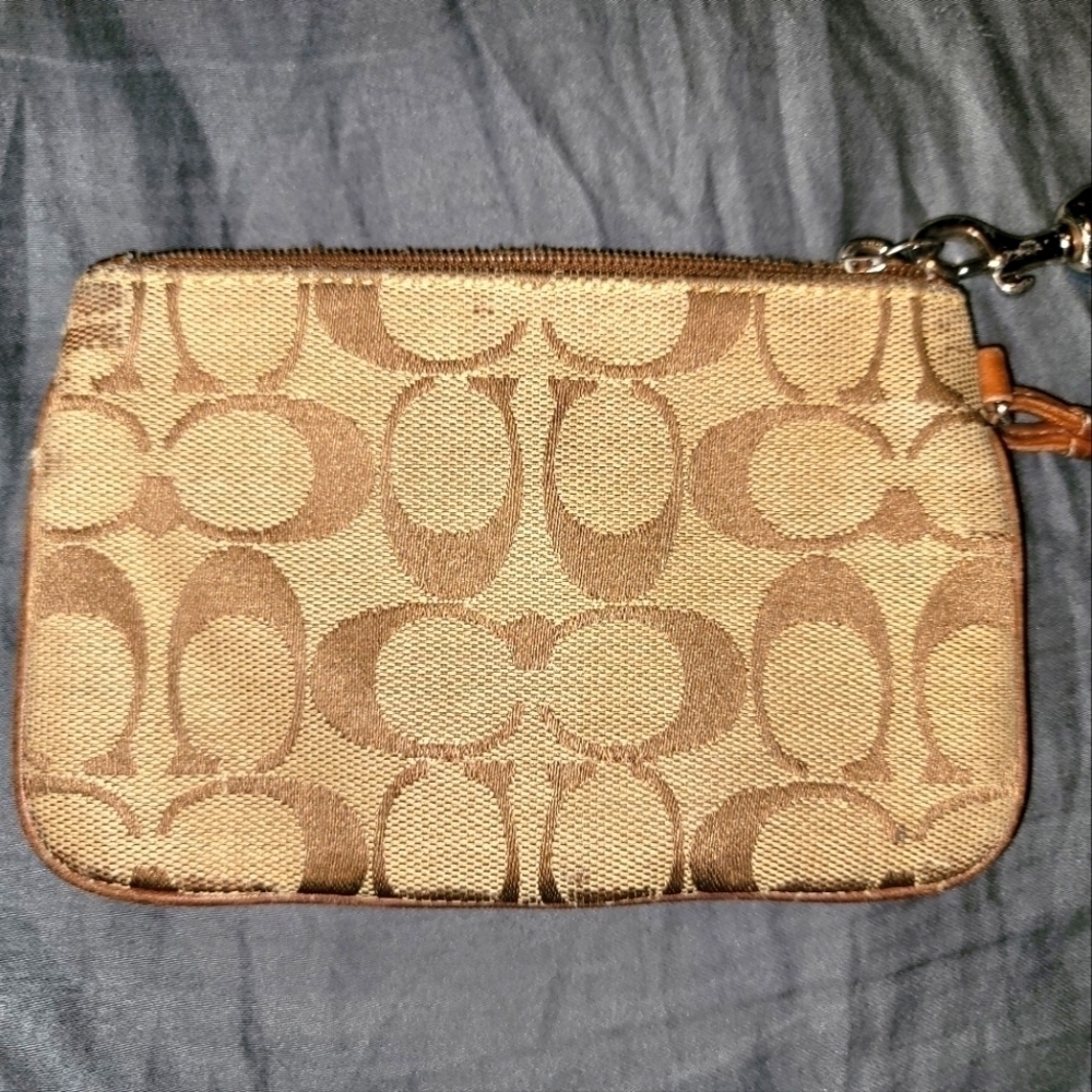𝅺COACH Corner Zip Wristlet